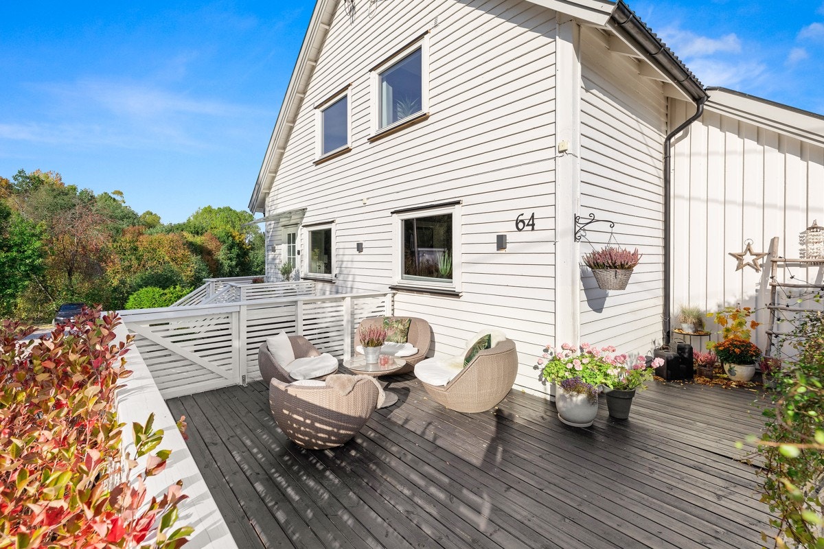 Velkommen til Østliveien 64 - En påkostet, moderne og svært tiltalende enebolig attraktivt og barnevennlig beliggende i Heggedal. Galleribilde