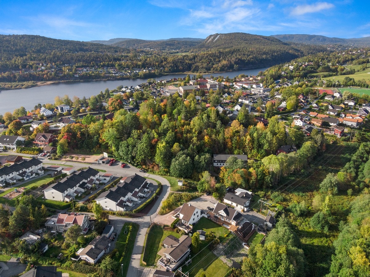 Boligen ligger tilbaketrukket men har likevel en sentral beliggenhet med gangavstand til Heggedal sentrum, togstasjon og flere forretninger. Galleribilde