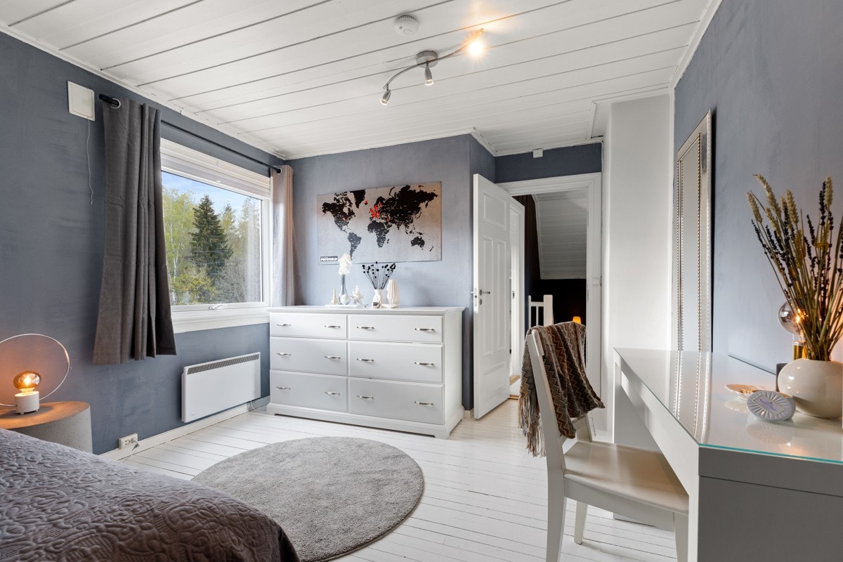 Veggene er malt i moderne og tidsriktige fargetoner og på gulvet finner du sjarmerende malt heltre gulv. Galleribilde