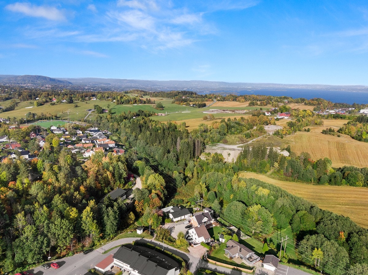 Meget attraktiv beliggenhet for barnefamilier, med kort vei til topp moderne Heggedal barneskole og flere barnehager. Galleribilde