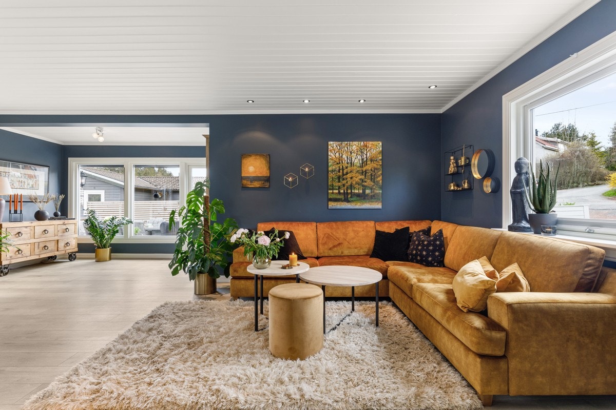 Stuen har en meget god planløsning som gir rom for gode møbleringsmuligheter til både sofagruppe og mediemøblement. Galleribilde