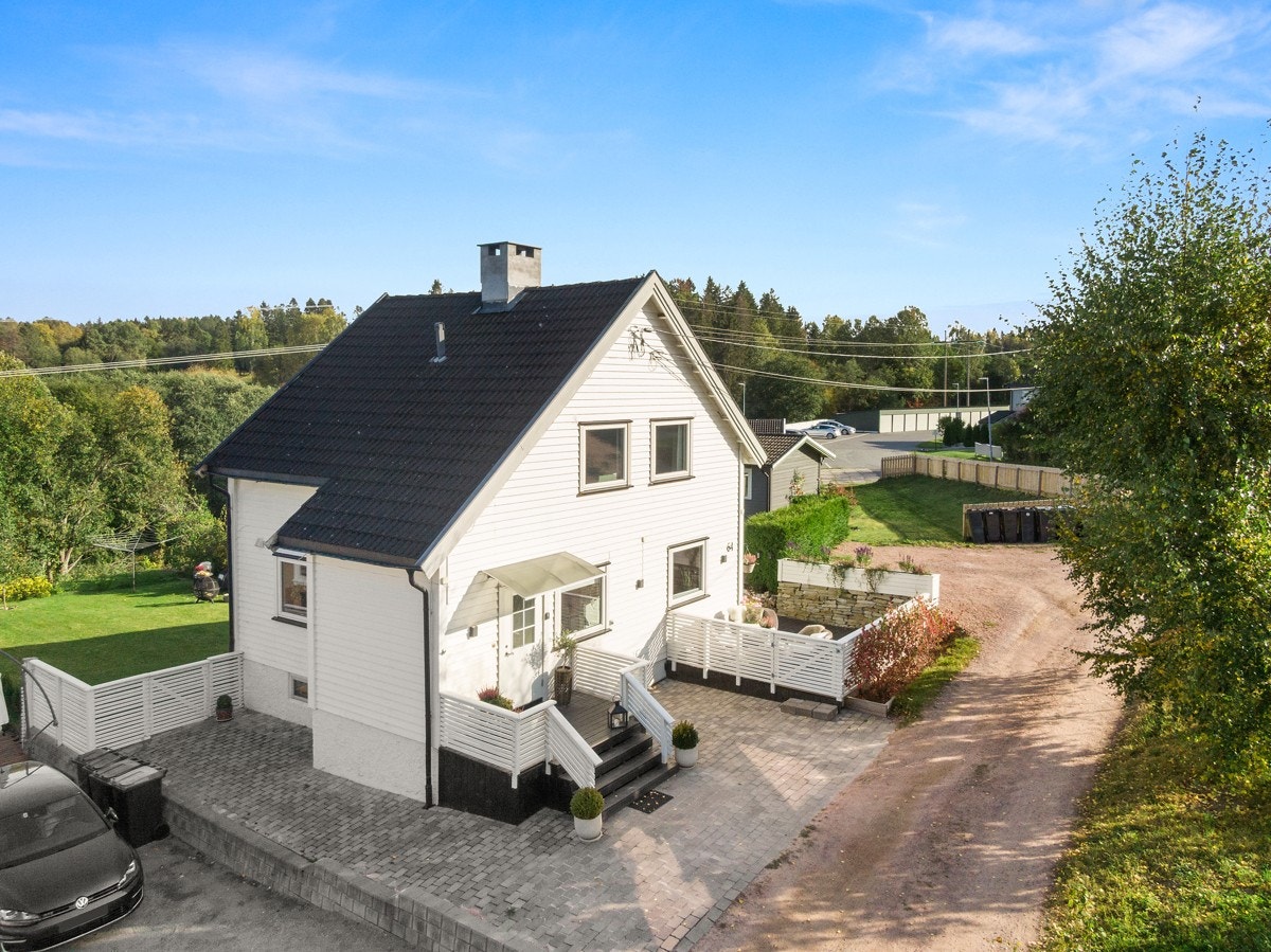 Eiendommen ligger særdeles attraktivt til i et ettertraktet boområde like ovenfor Heggedal sentrum. Galleribilde