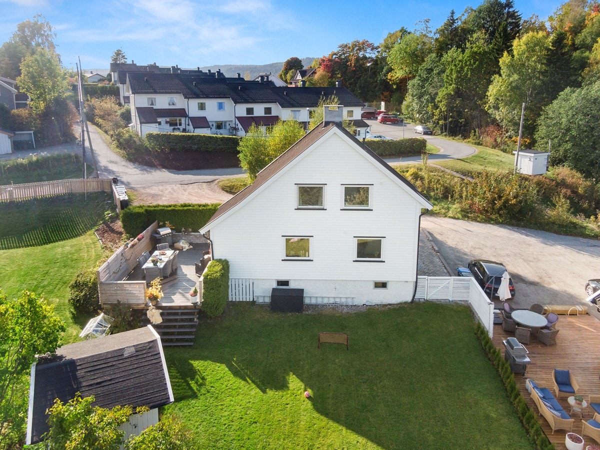 Husets østvegg er etterisolert med 5 cm, og panel på yttervegger er byttet. Galleribilde