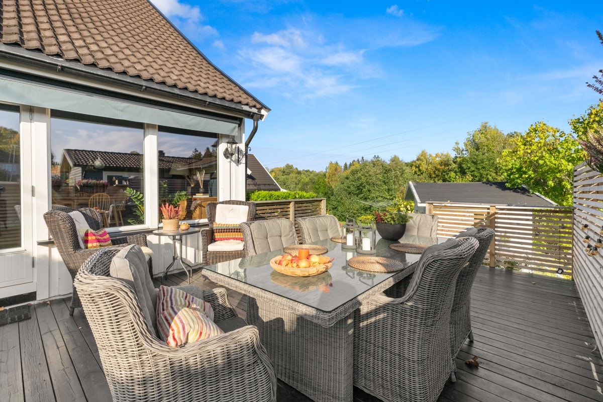 Terrassen ligger sørvendt, noe som gir svært gode solforhold, og selger opplyser at man har solen i opptil 12-13 timer på terrassen. Galleribilde