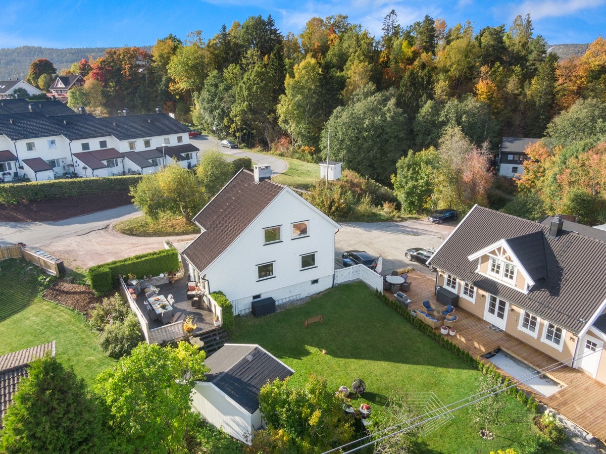 Boligen har en fin beliggenhet innerst i boligfeltet, og kan friste med en skjermet hage og meget gode solforhold fra tidlig morgen til kveld. Galleribilde