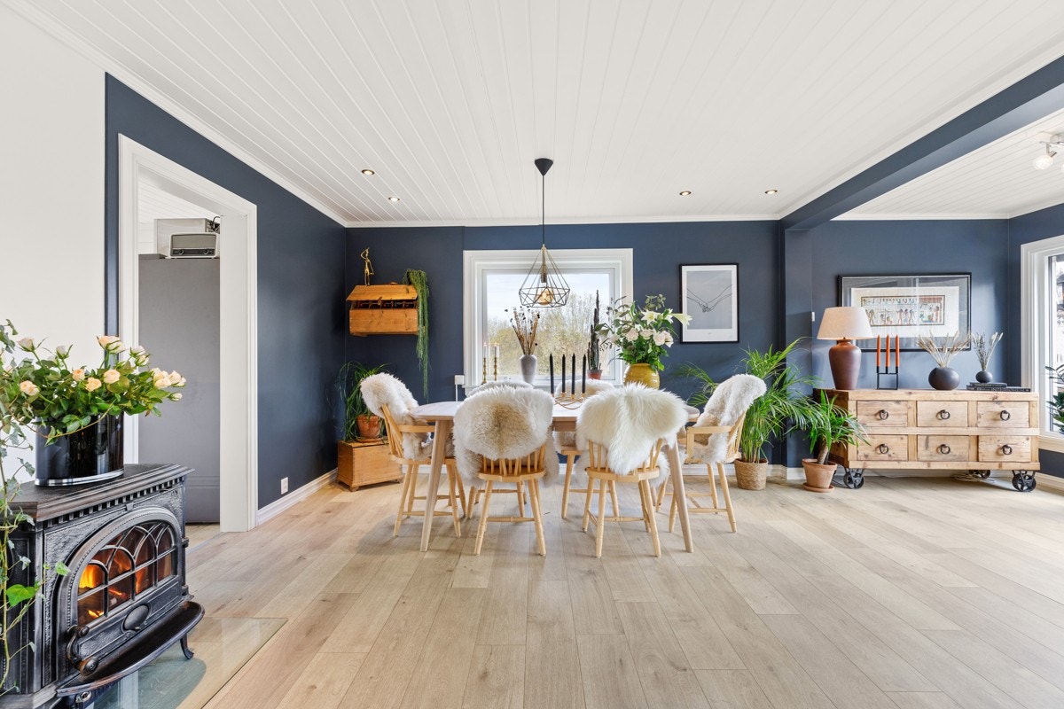 Stuens store vindusflater gir optimale lysforhold og en behagelig atmosfære. Galleribilde