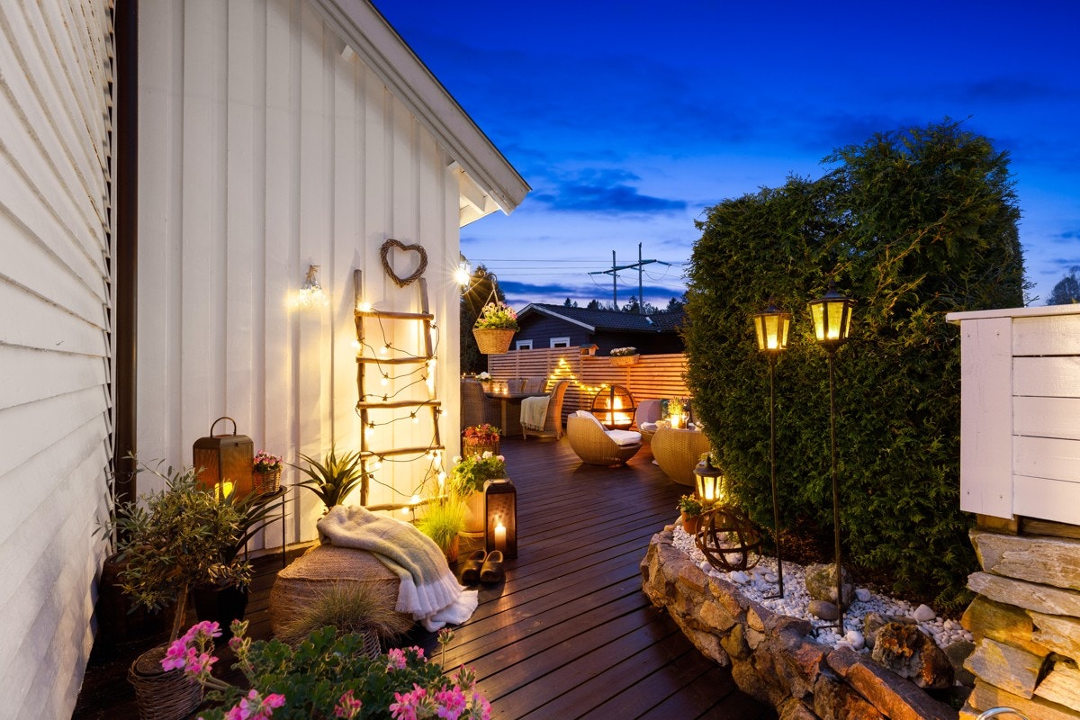 Uteområdene er svært pent opparbeidet, og skaper en fin ramme rundt boligen. Galleribilde