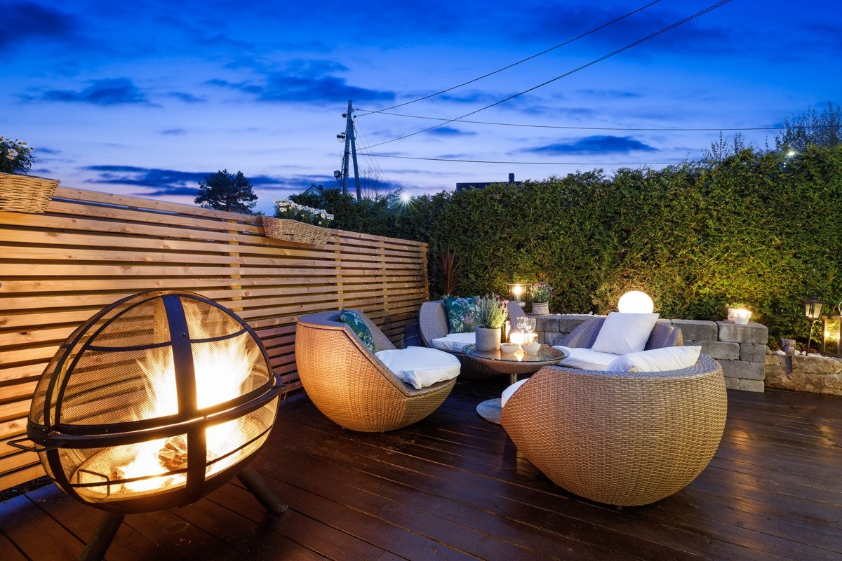 De skjermende leveggene sørger for at terrassen er helt uten innsyn. Galleribilde