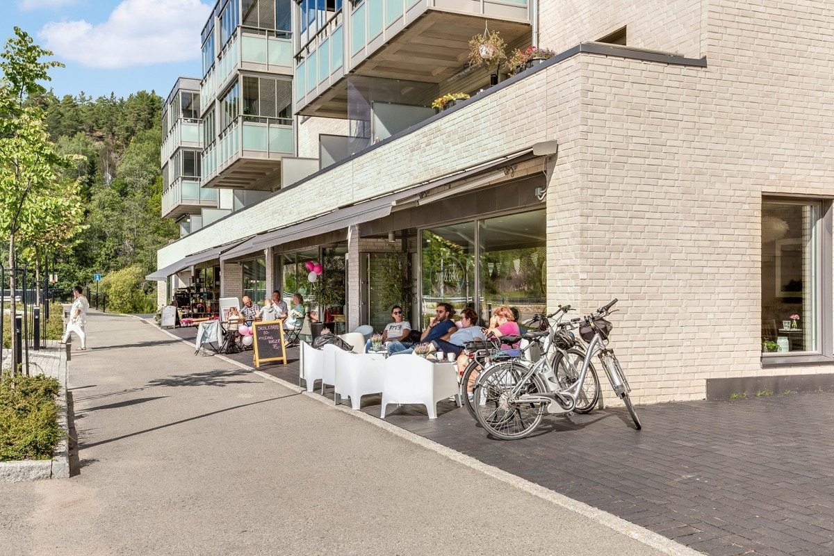 Boligen ligger i gangavstand til Heggedal sentrum med de fleste servicetilbud og fasiliteter. Galleribilde