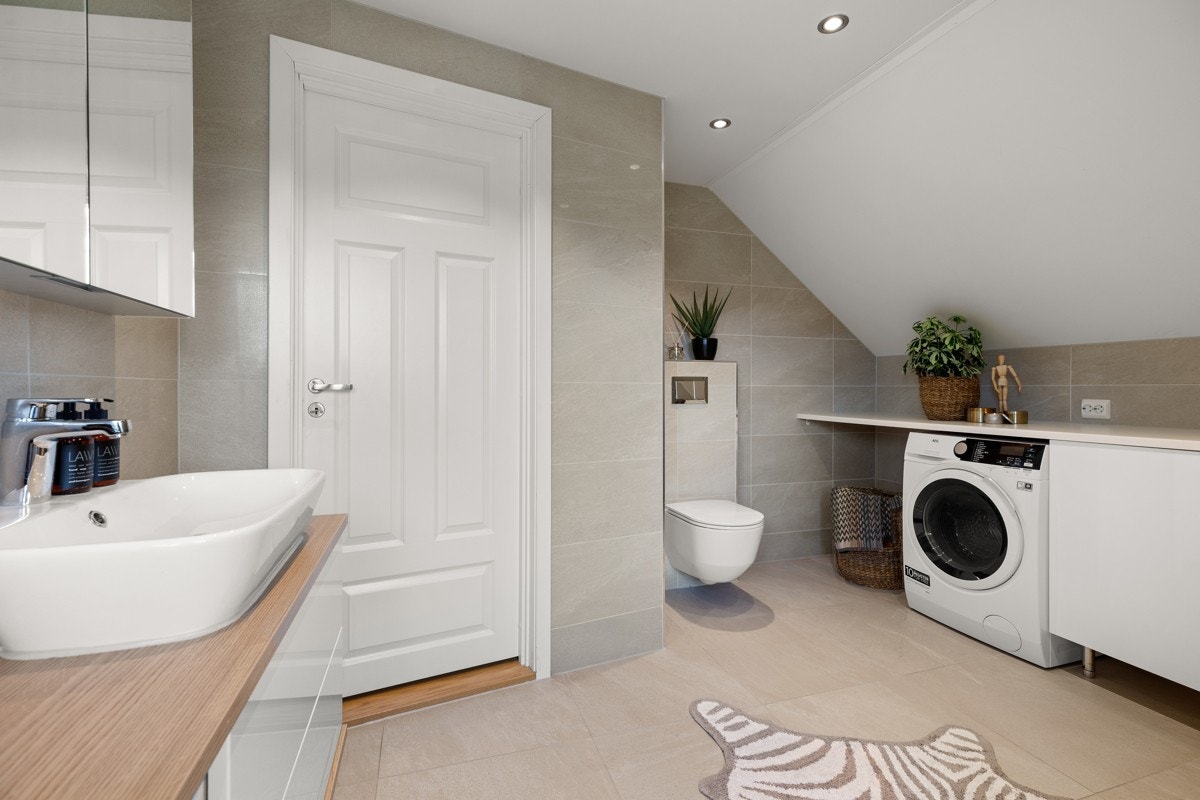 Det er også opplegg for vaskemaskin og tørketrommel under benkeløsning. Galleribilde