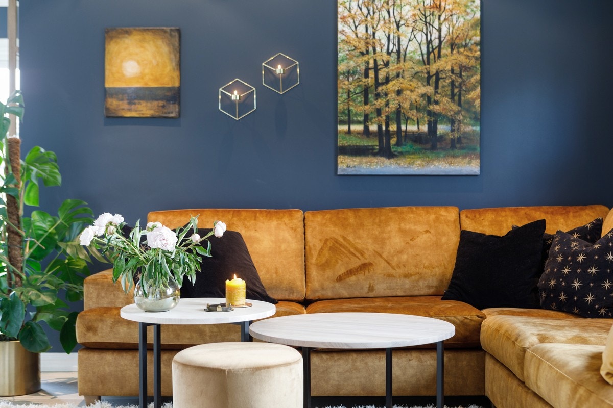 Det er lagt nytt gulv med gulvvarme, veggoverflatene er malt i moderne fargetoner og det er downlights i himling. Galleribilde