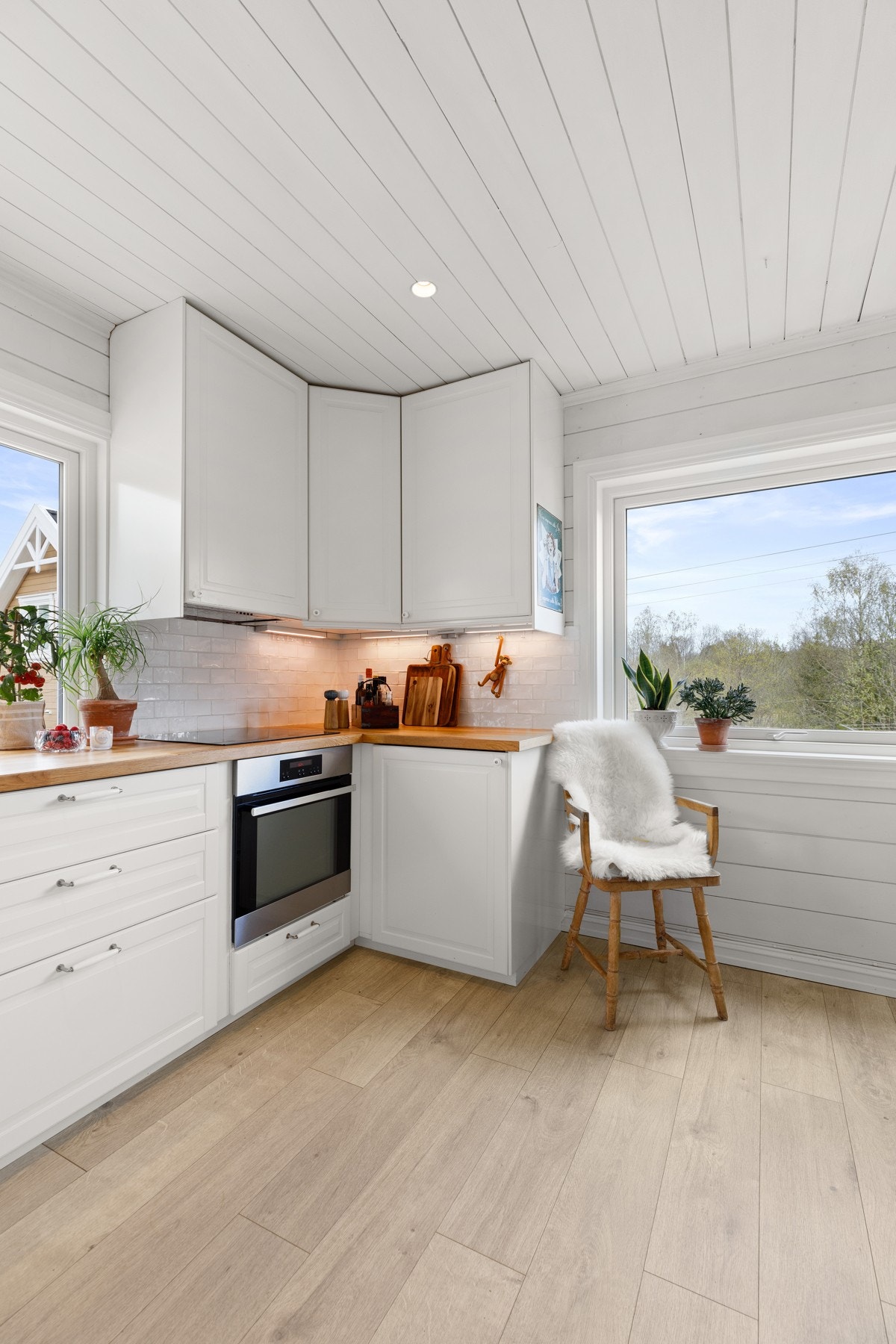 Kjøkkenet er godt utstyrt med kjøleskap og integrert oppvaskmaskin, platetopp, og stekeovn. Galleribilde