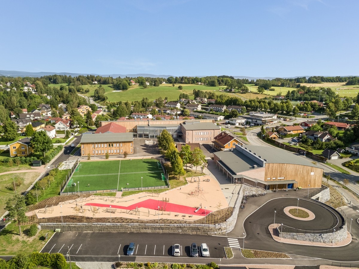 Boligen sokner til populære Heggedal barneskole, og det er flere barenahger i nærheten. Galleribilde