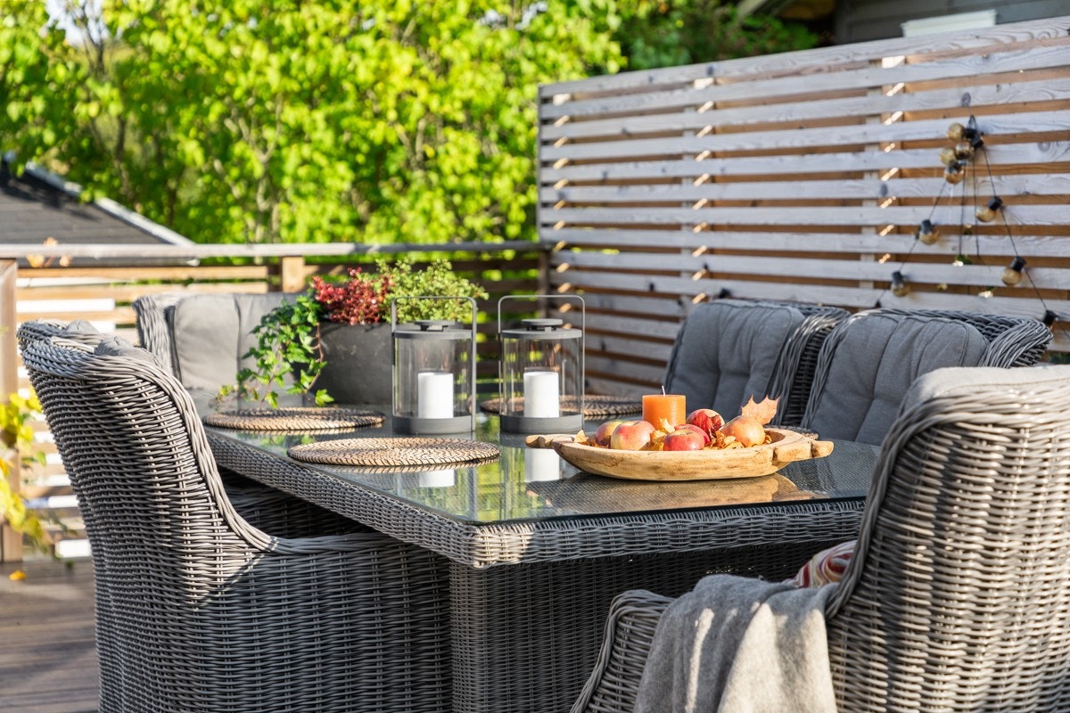 Det er god plass på terrassen til utemøblement. Galleribilde