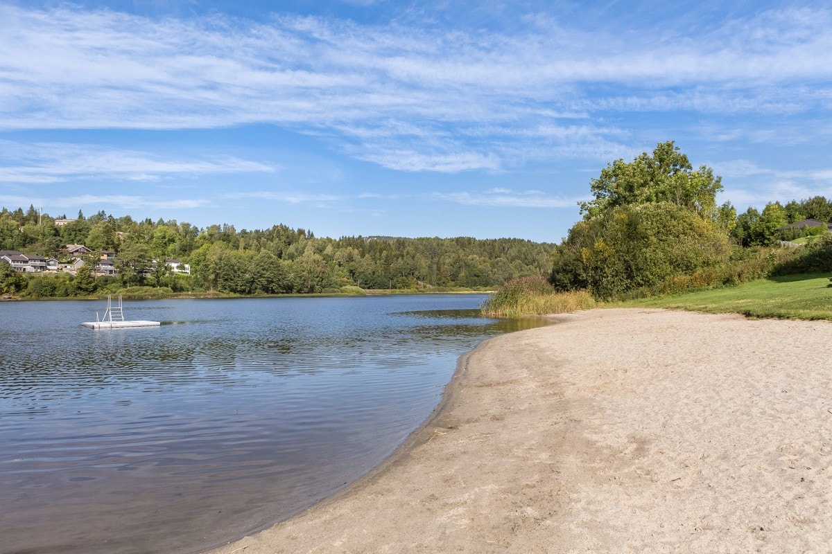 Fra boligen er det kort vei til Gjellumvannet med flotte bademuligheter. Galleribilde