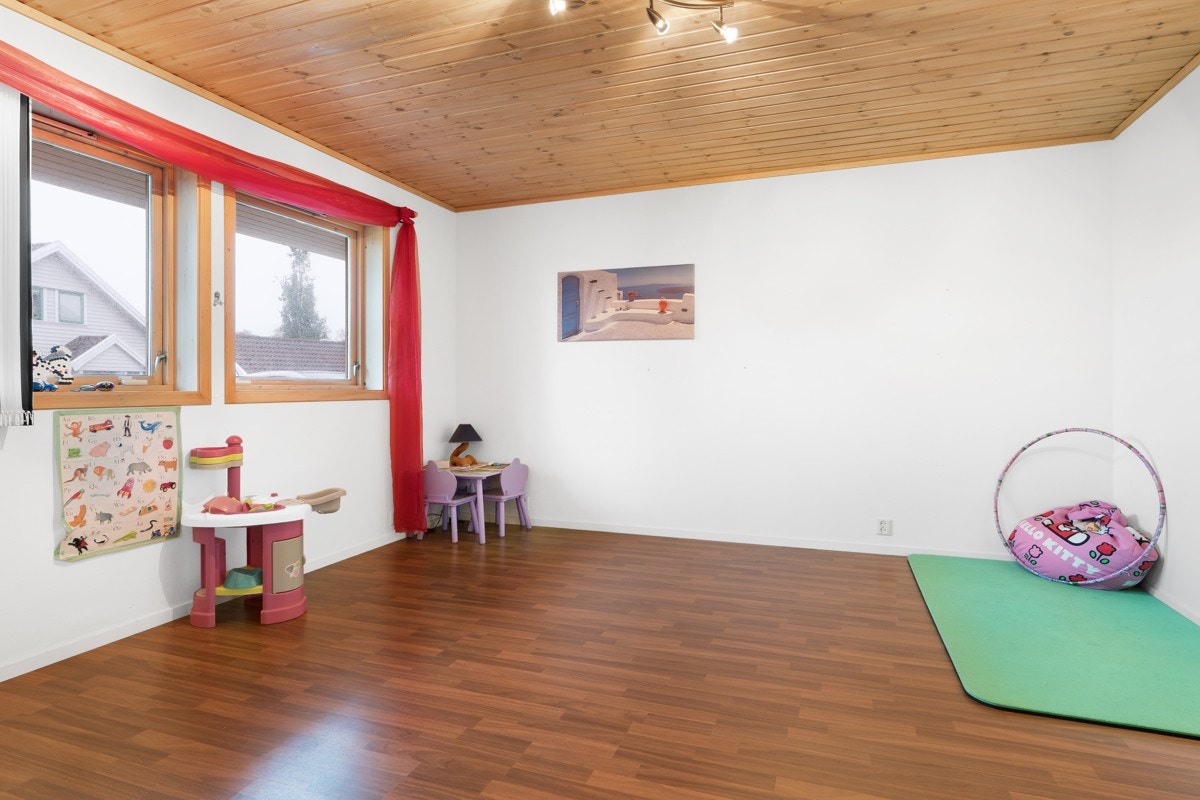 Ett av to soverom i underetasjen. Kan med fordel benyttes til kjellerstue om ønskelig Galleribilde