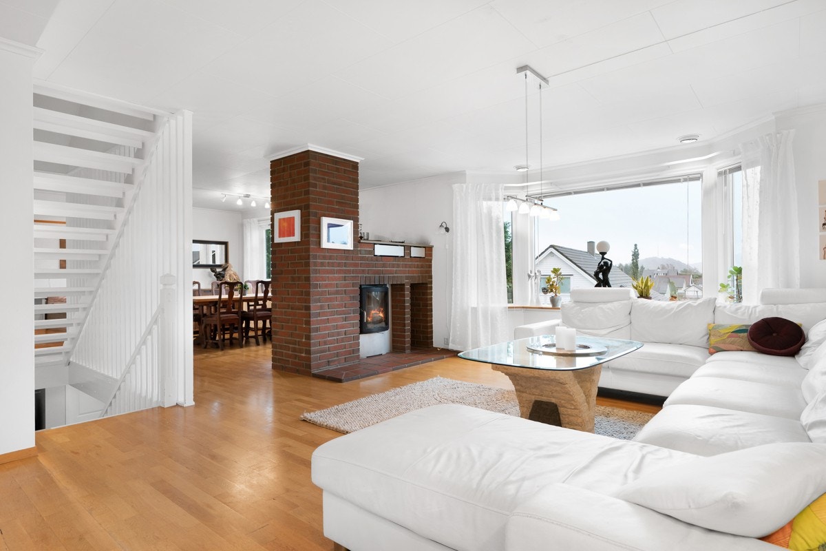 Peisen fungerer som en romdeler mellom spiseplassen og stuen Galleribilde