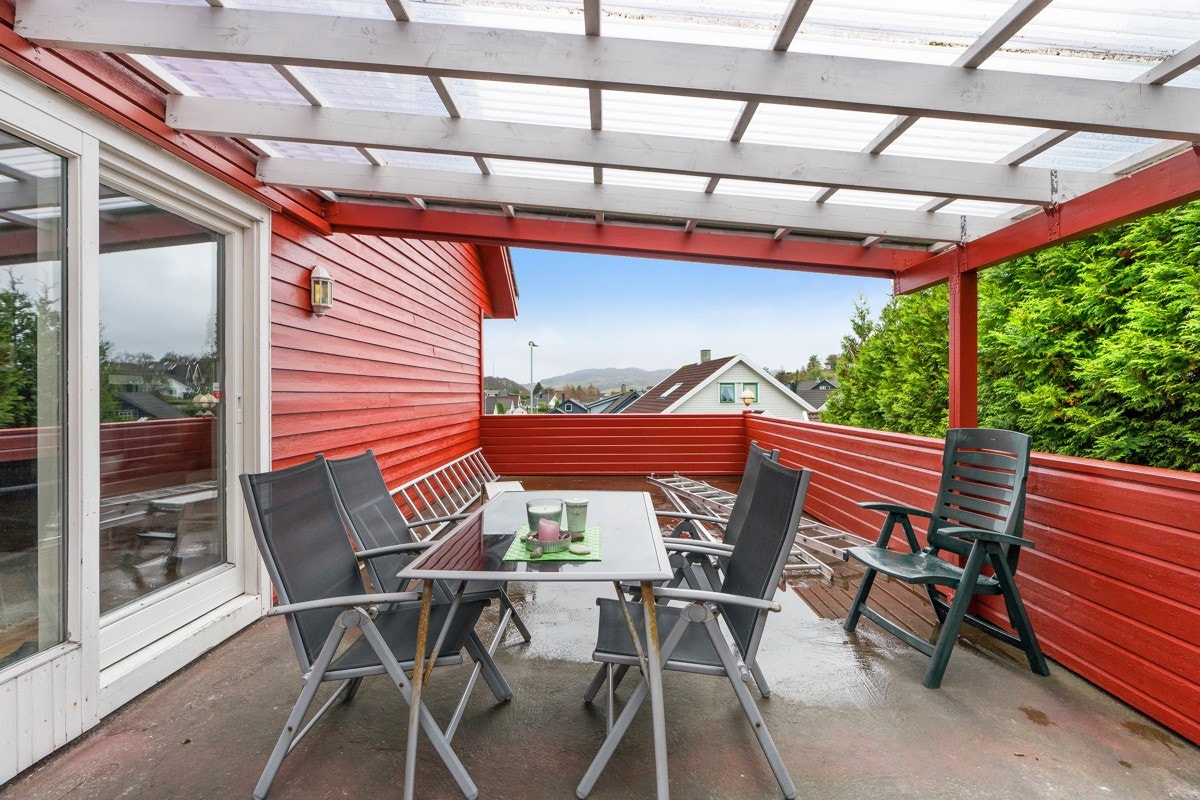 Solrik terrasse med adkomst fra stuen Galleribilde