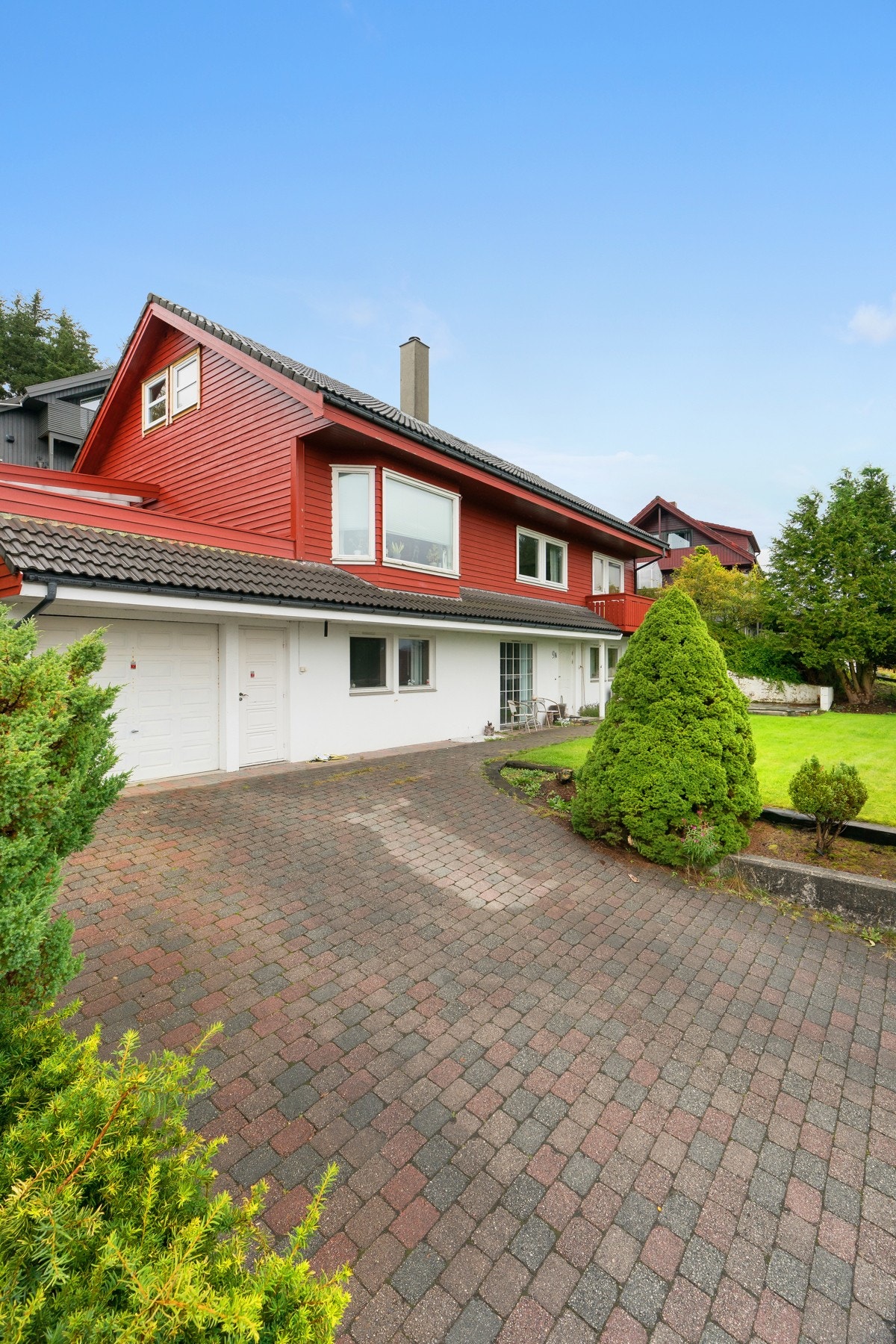 Hage, opparbeidet gårdsrom og terrasse og garasje Galleribilde