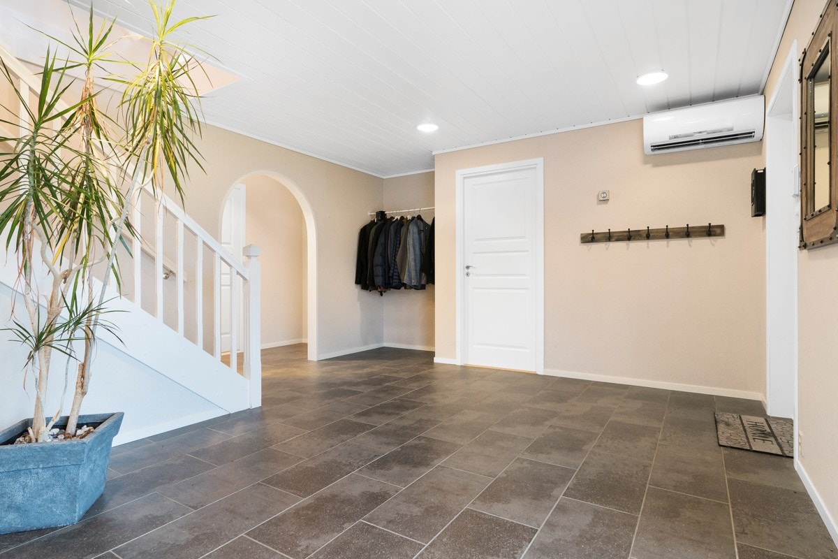 Romslig, fliselagt gang med varmekabler Galleribilde