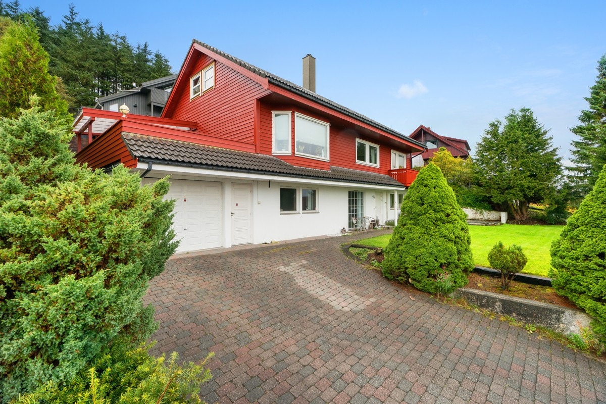 Myrhaugveien 9A - Innholdsrik enebolig med barnevennlig beliggenhet Galleribilde