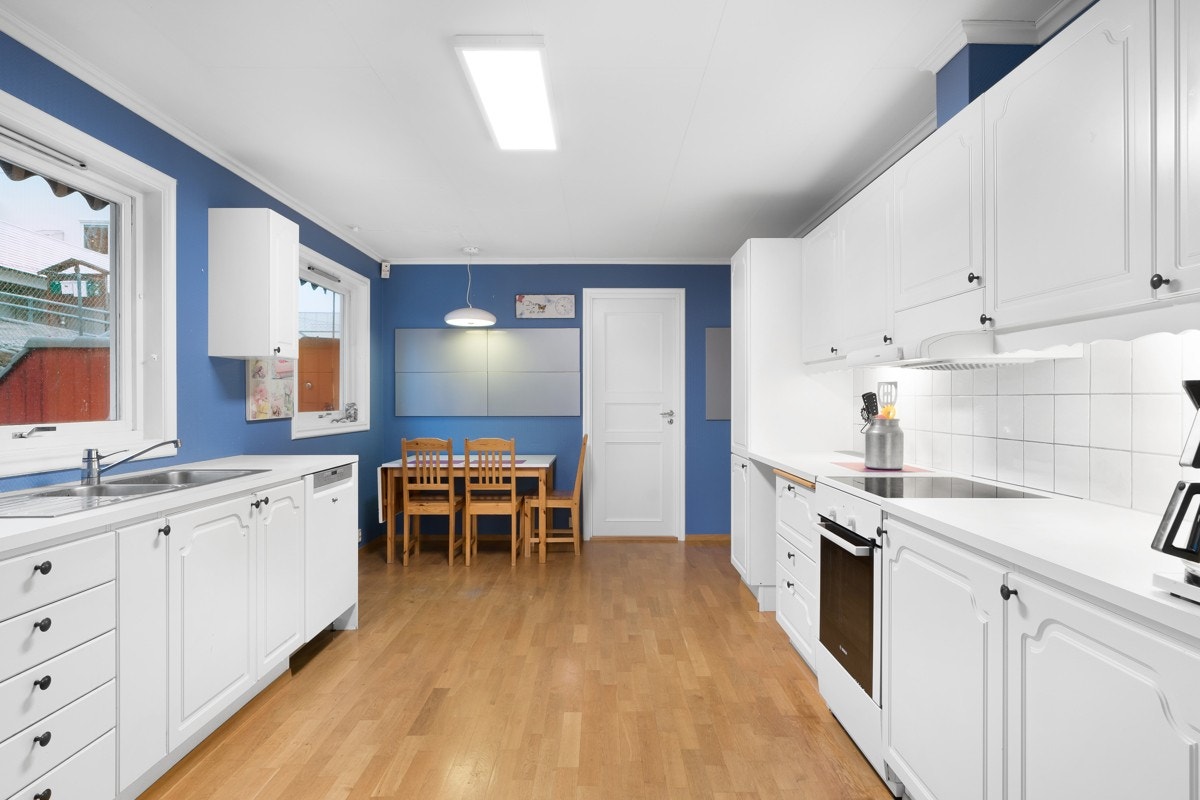 Kjøkken med god skap- og benkeplass med dør til vaskerom med utgang Galleribilde