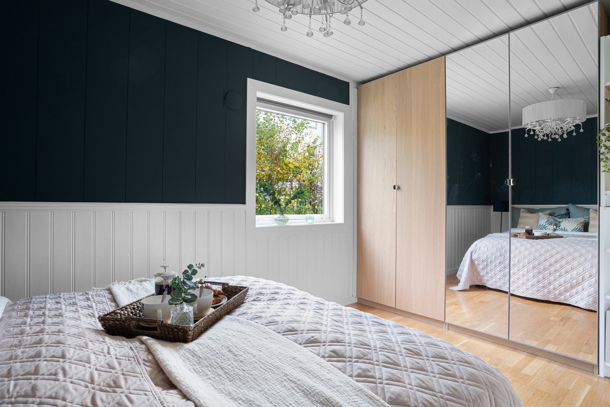 Garderobeskapet sørger for godt med klesoppbevaring. Galleribilde