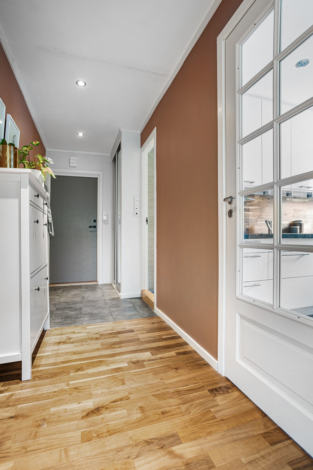 Ditt første møte med leiligheten er entréen, som fungerer som et praktisk knutepunkt. Med andre ord unyttes hver kvadratmeter optimalt. Galleribilde