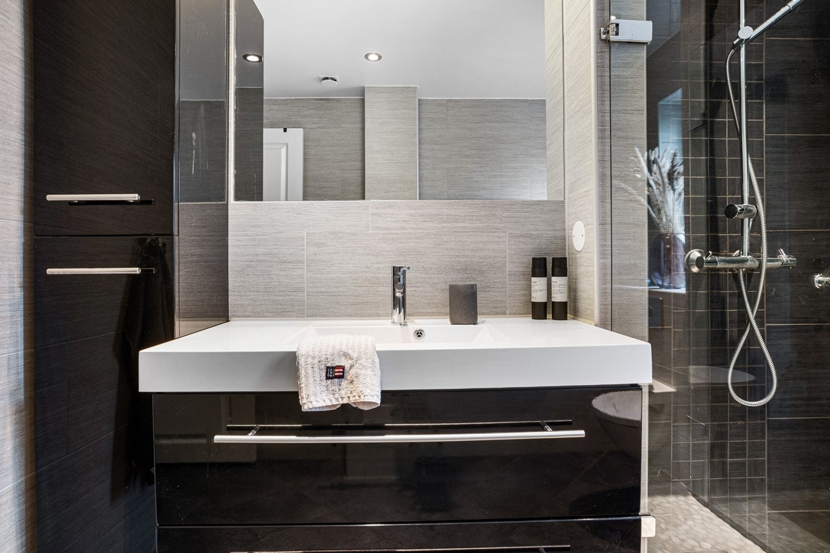 Innredningen består av en praktisk skapseksjon med servant, samt skap med speil. Galleribilde