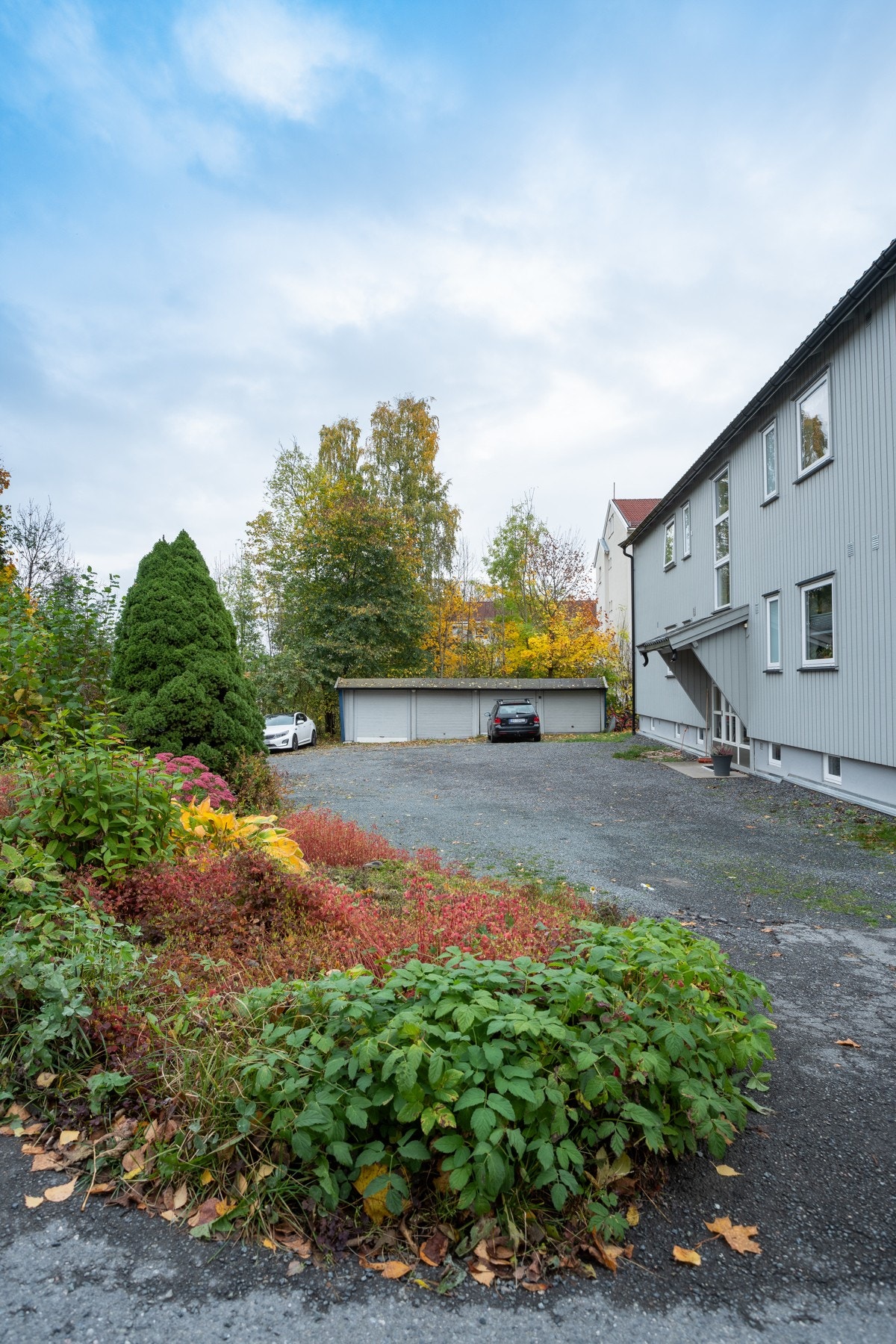 Fasade og garasjeplasser. Galleribilde