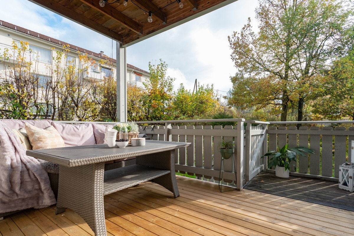 Størrelsen på balkongen tillater plass til utemøbler. Galleribilde