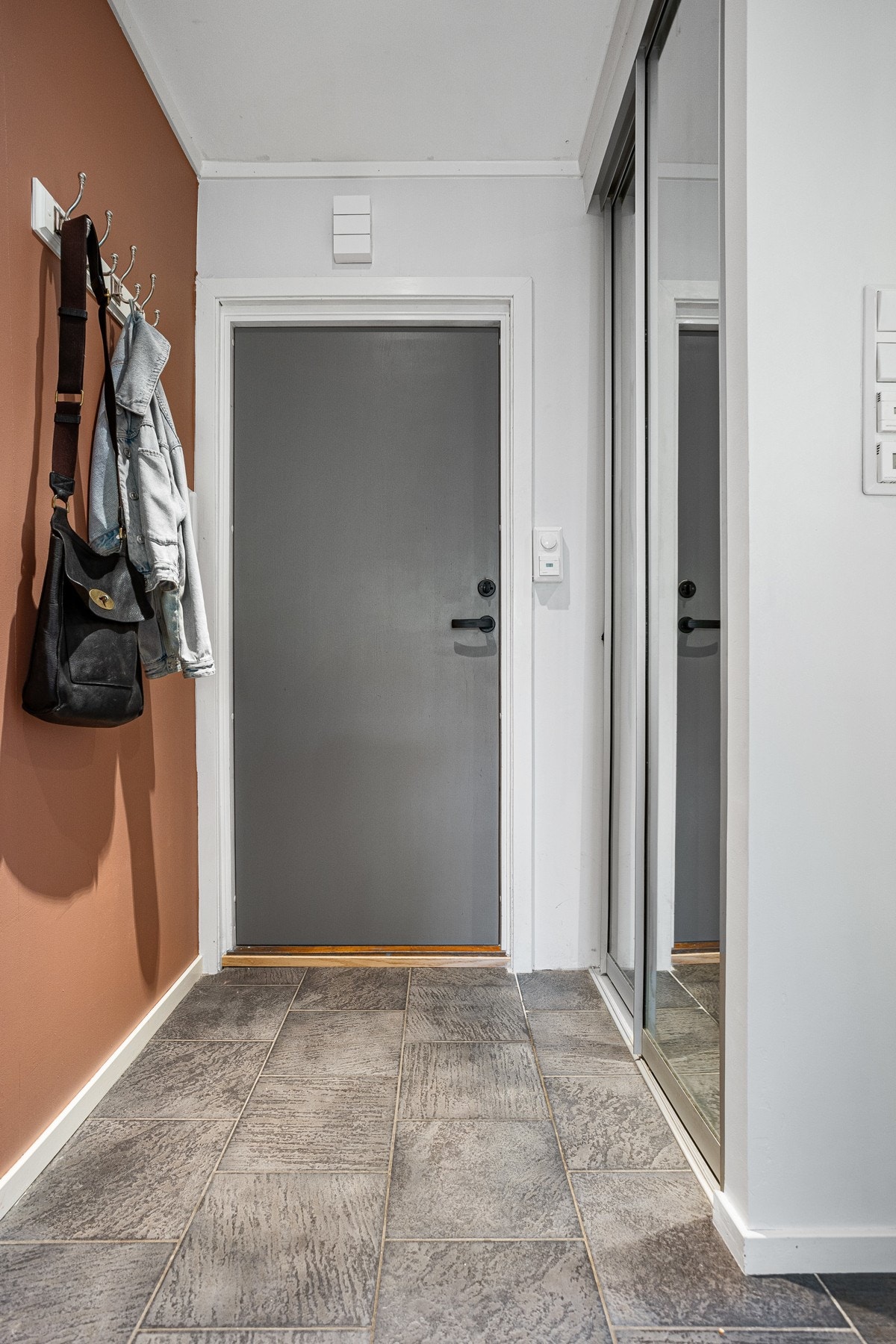 Yttertøyet henger du enkelt av i garderobeskapet ved inngangspartiet. Galleribilde