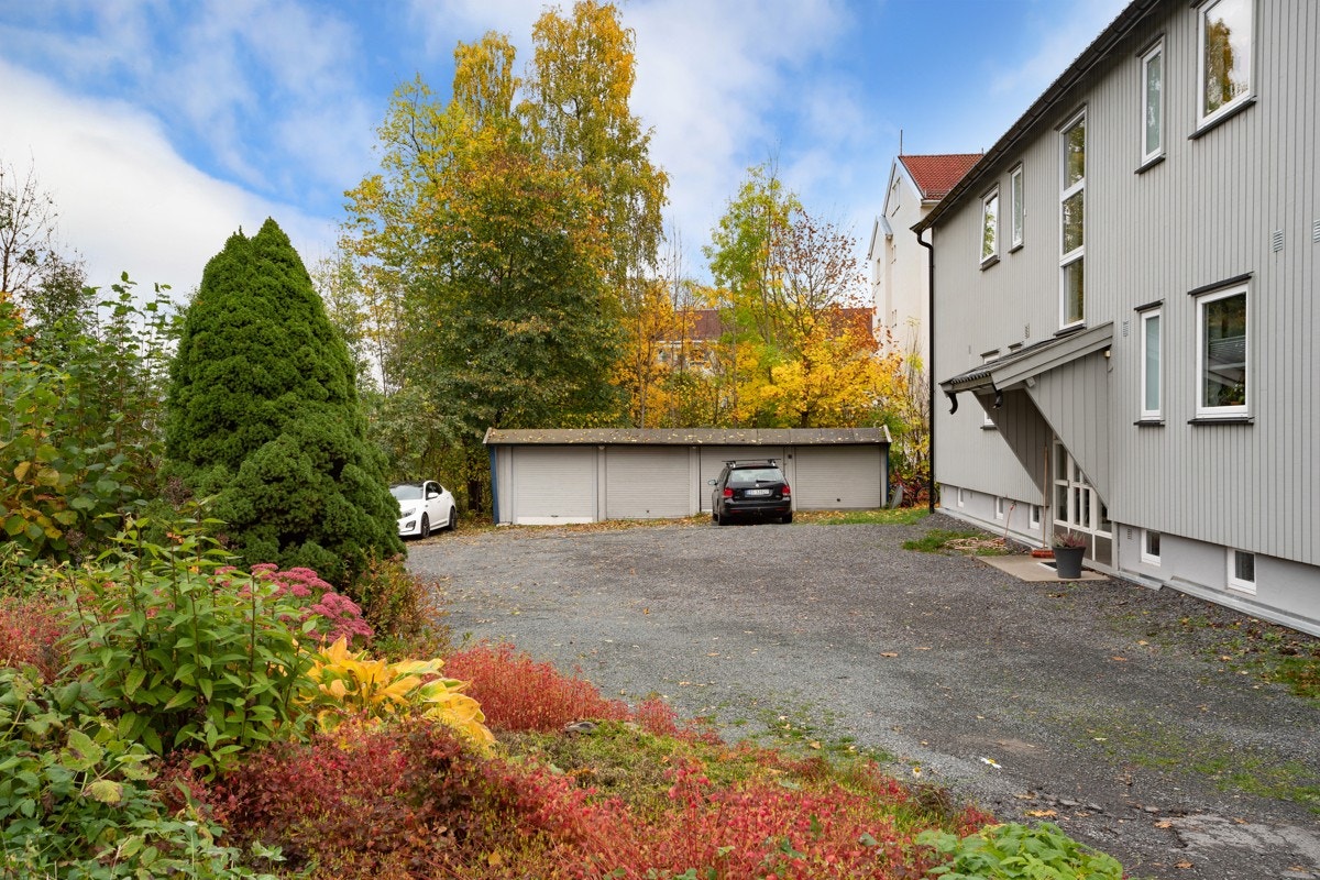 Garasjeplassen som medfølger er den helt venstre. Galleribilde