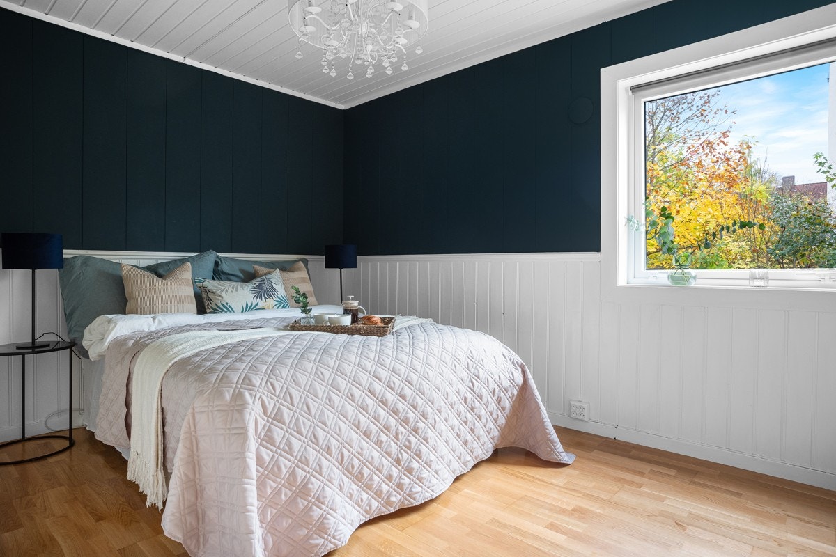 God plass til stor dobbeltseng, nattbord og annen innredning. Galleribilde