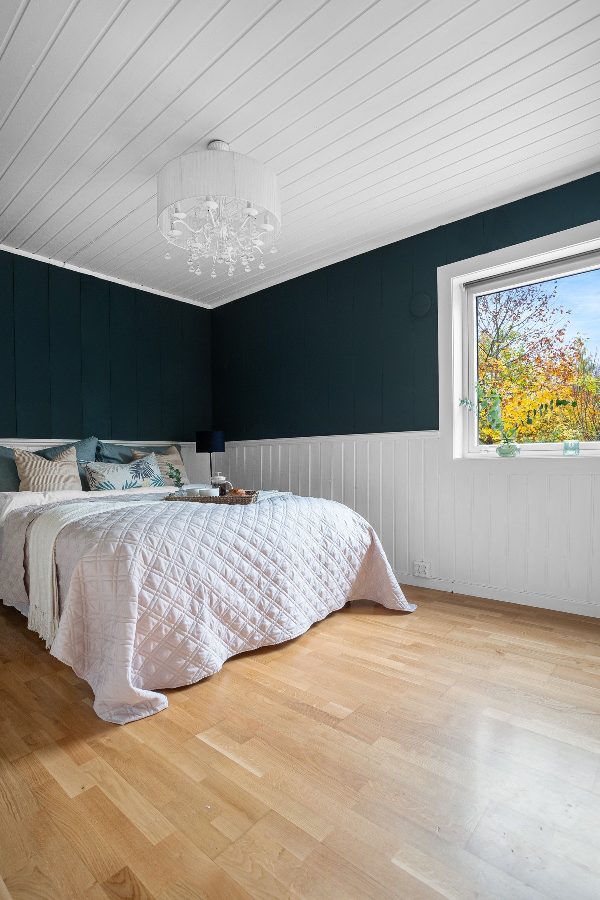 Rommet er malt i en delikat blåfarge og inviterer til en god natts søvn! Galleribilde