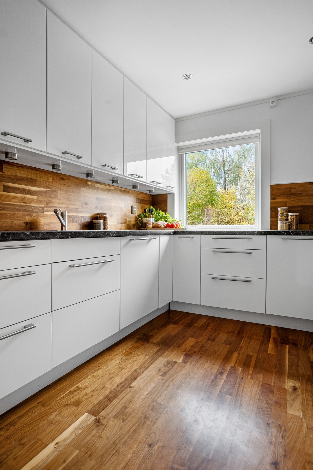 Vindusflaten slipper inn godt med naturlig lys og er med på å gi rommet en behagelig atmosfære- Galleribilde