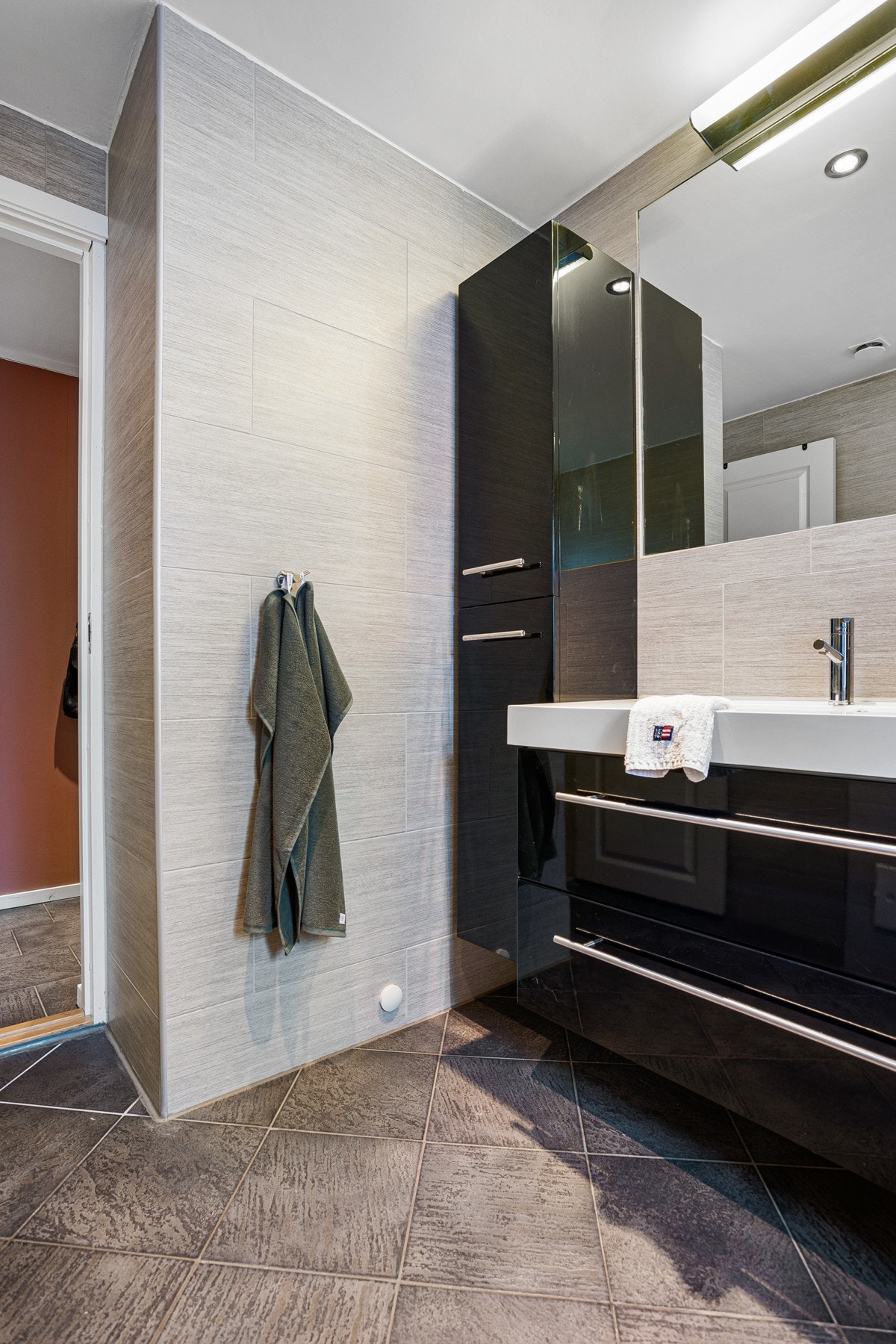 I tillegg er det et høyskap som gir ekstra oppbevaring. Galleribilde