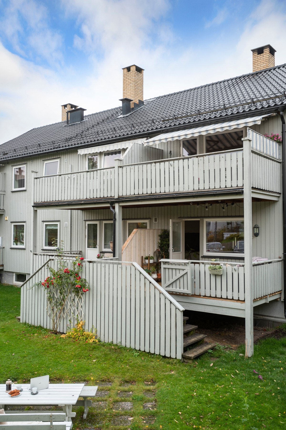 Fra balkongen er det trapp ned til felles hage. Galleribilde