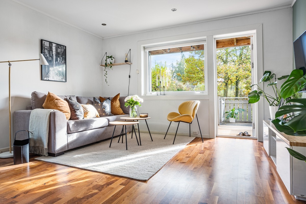 De store vindusflatene slipper inn mengder med naturlig lys og er med på å gi en luftig romfølelse. Galleribilde