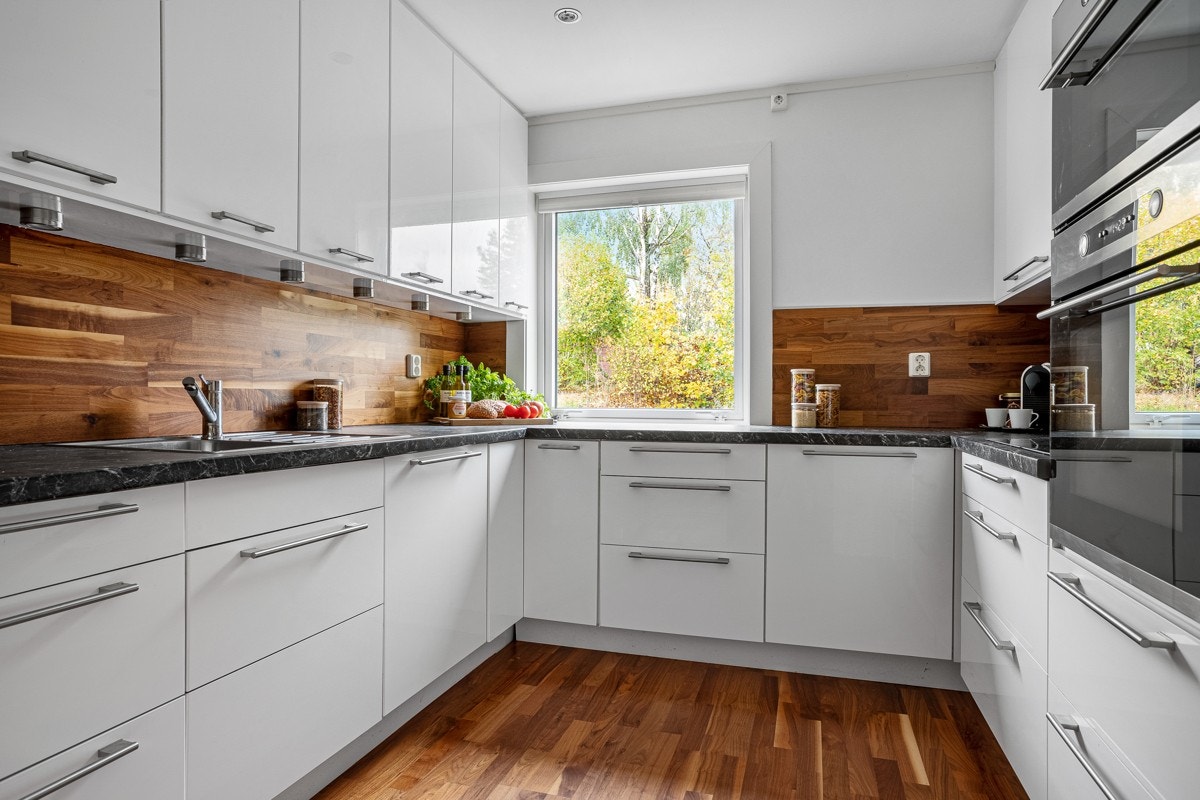 Kjøkken med svært gode oppbevaringsmuligheter og god arbeidsplass! Galleribilde