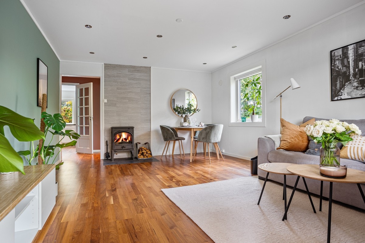 Videre kommer du inn til leilighetens naturlige samlingspunkt, stuen. Galleribilde