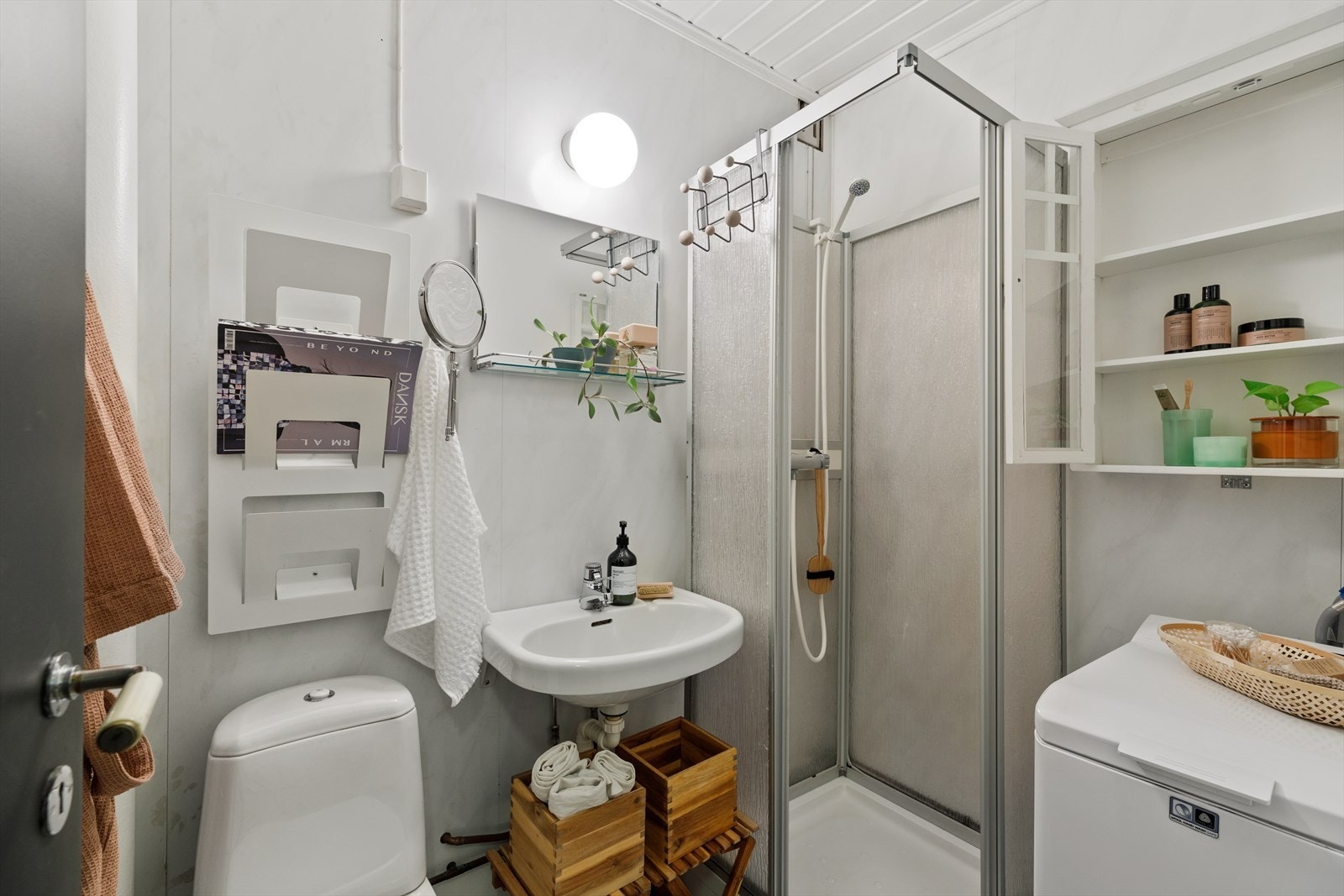 Baderom med opplegg for vaskemaskin og plass til det man trenger. Galleribilde