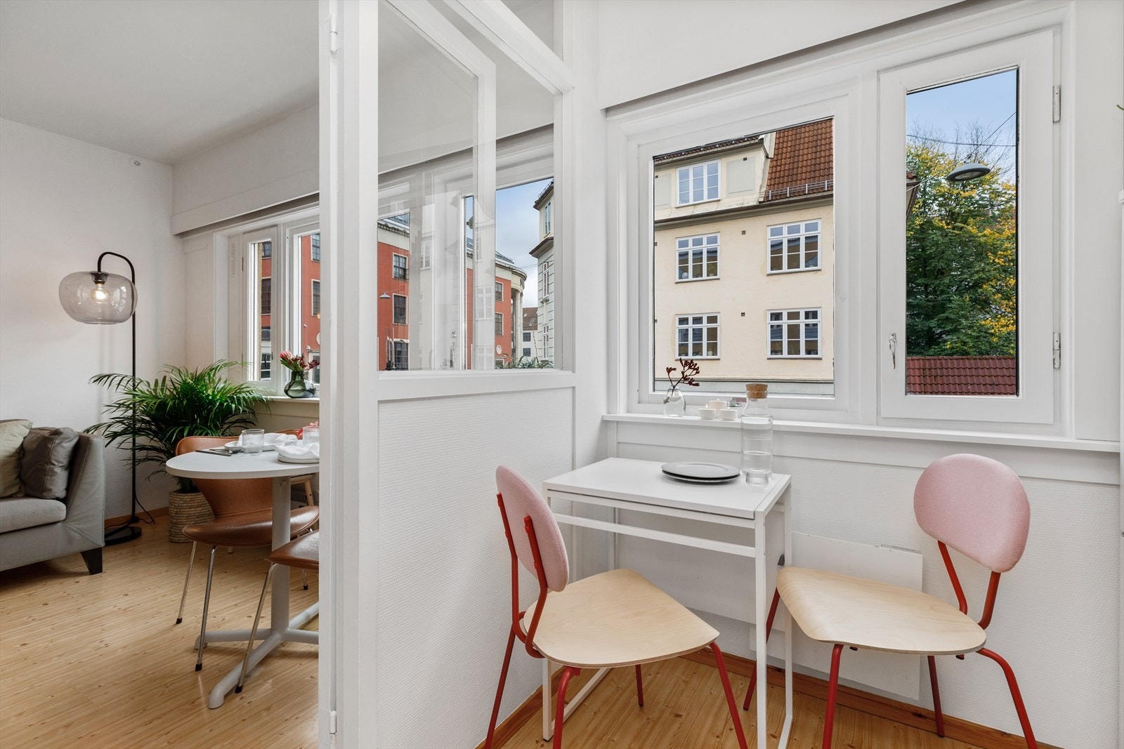 Vinduene i skilleveggen mellom stue og kjøkken gjør at leiligheten blir lysere. Galleribilde