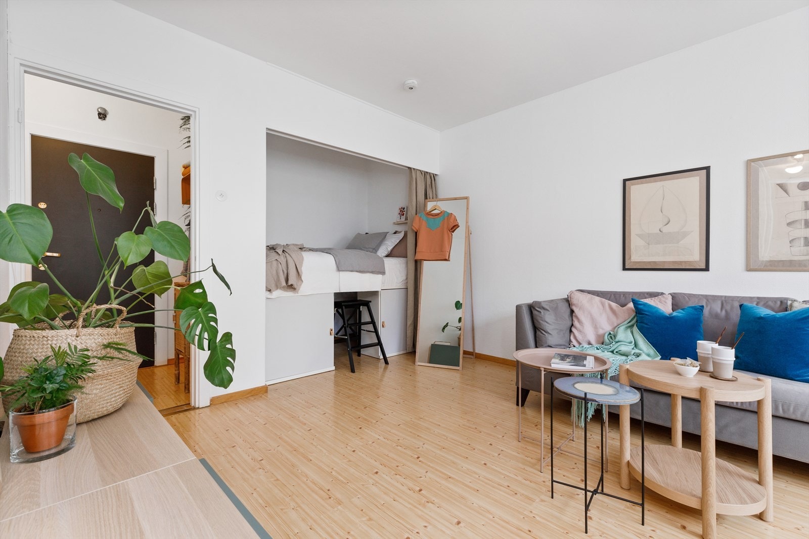 Bak i stuen er det en praktisk alkove med oppbevaringsmuligheter under. Galleribilde