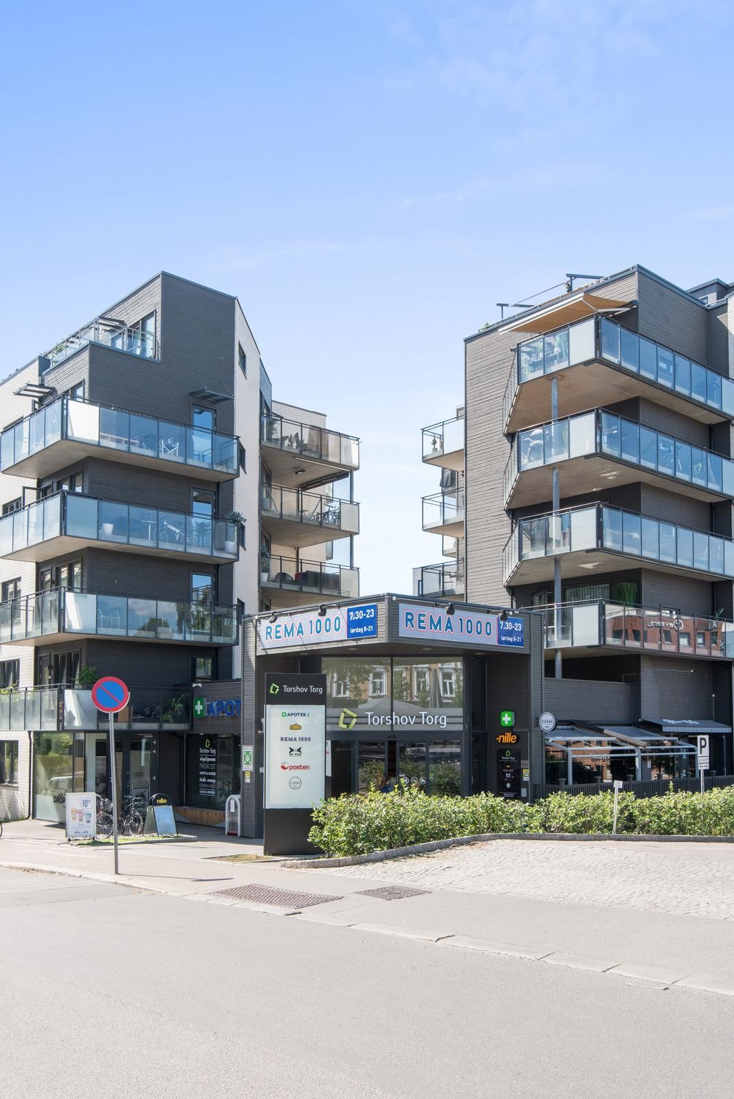Torshov Torg med Rema 1000, Posten, Nille, Apotek og Mr.Fish, Myhrens treningssenter med klatrevegg og squashhall rett nedenfor. Galleribilde