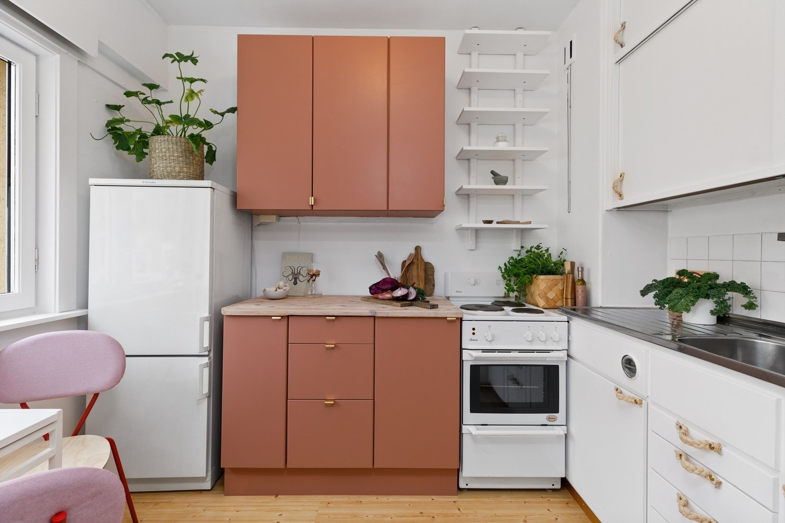 Klassisk kjøkkeninnredning malt i 2020. Galleribilde