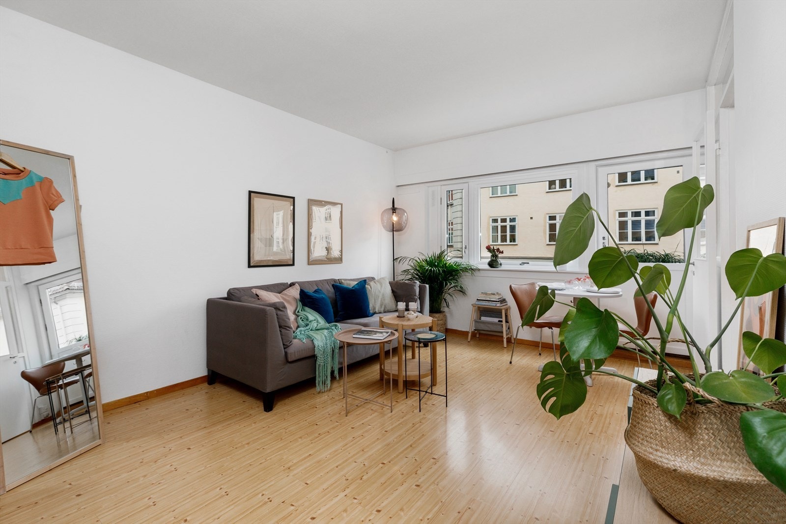 Lys stue med store vindusflater som gir leiligheten mye naturlig lys. Galleribilde