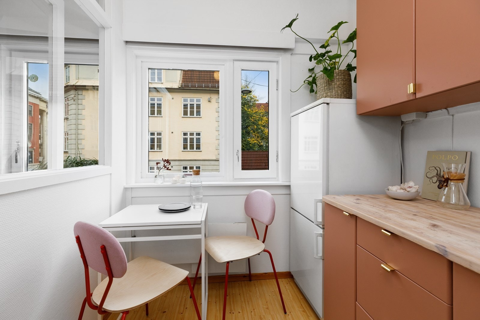 På kjøkkenet er det plass til en liten sittegruppe. Galleribilde