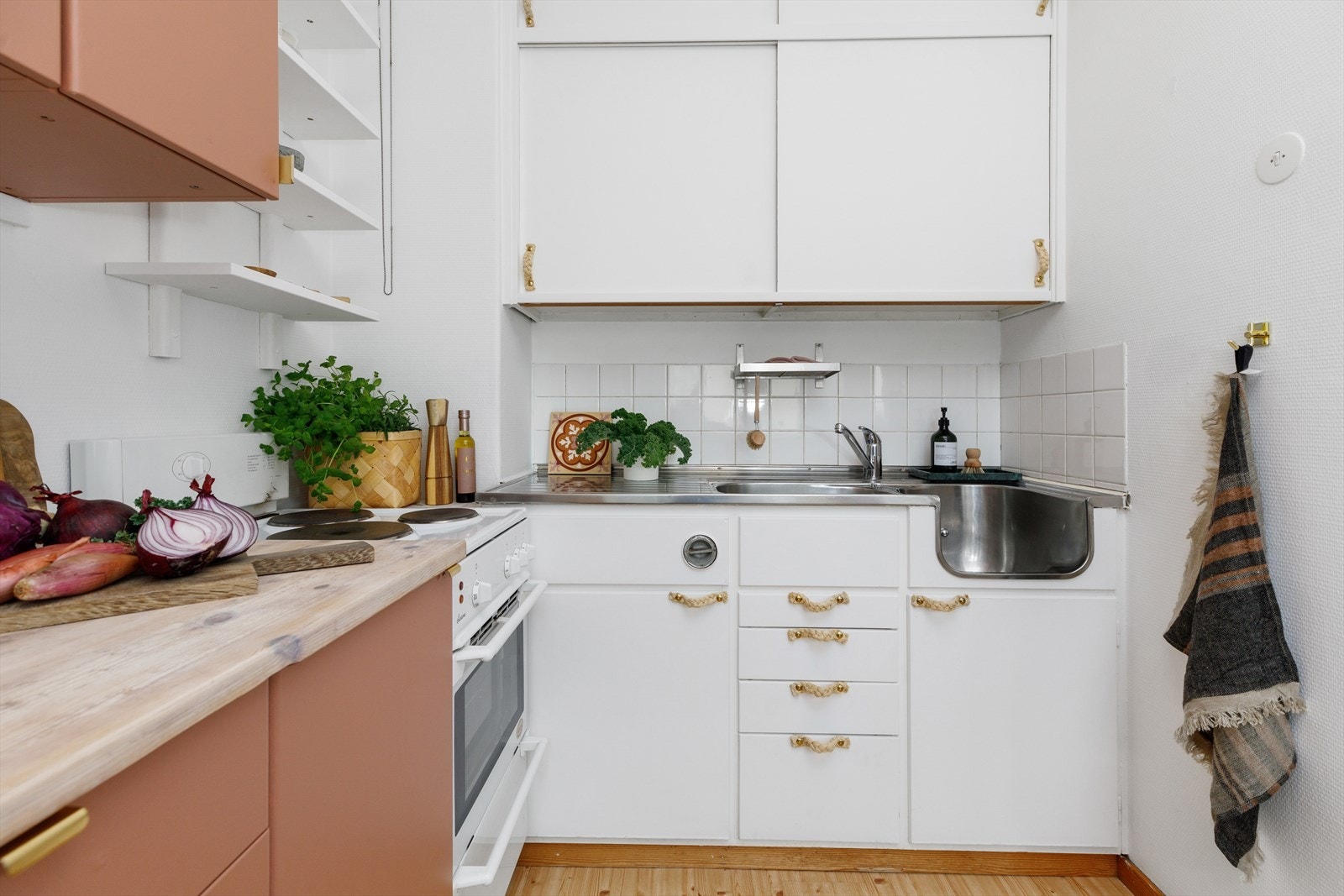 Hvitevarene på kjøkkenet medfølger leiligheten. Galleribilde