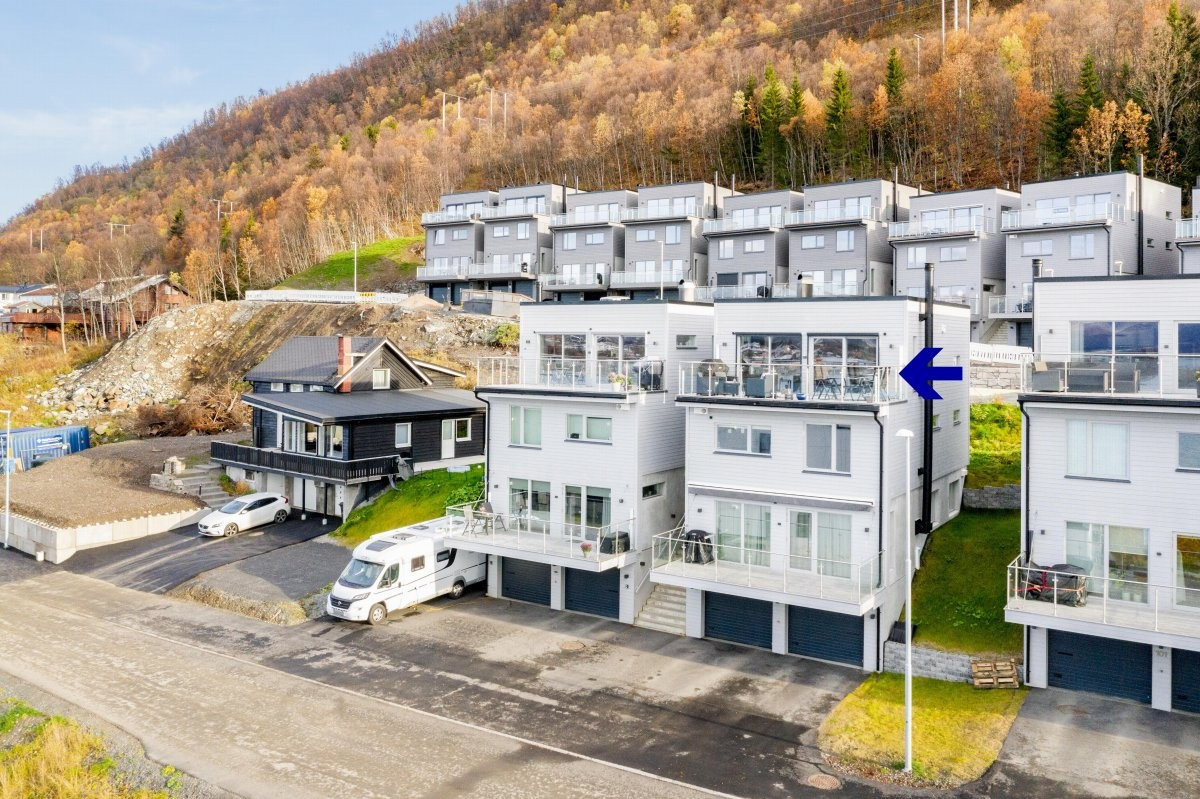 Tilhørende boligen er det en halvdel av stor garasje og de to øverste etasjene.